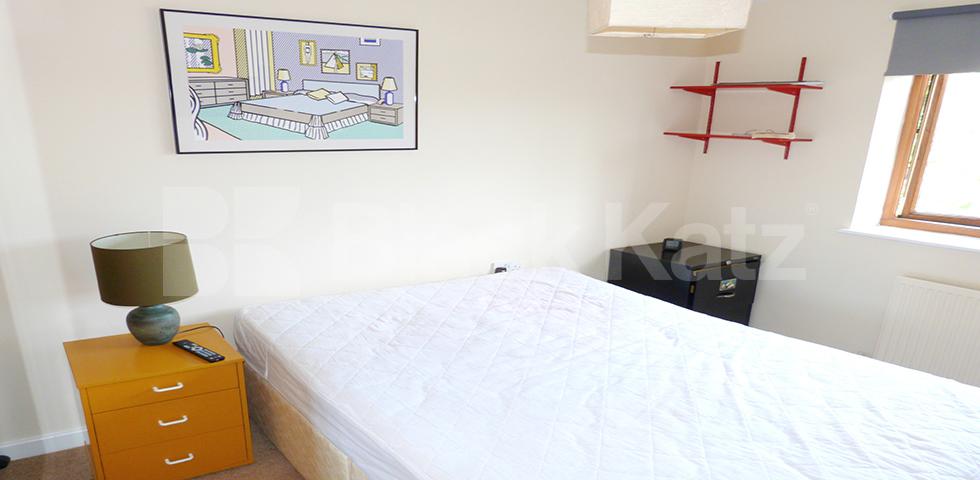 			UNDER OFFER , 1 Bedroom, 1 bath, 1 reception Flat			 Gainsborough Court, Lime Grove, Shepherds Bush